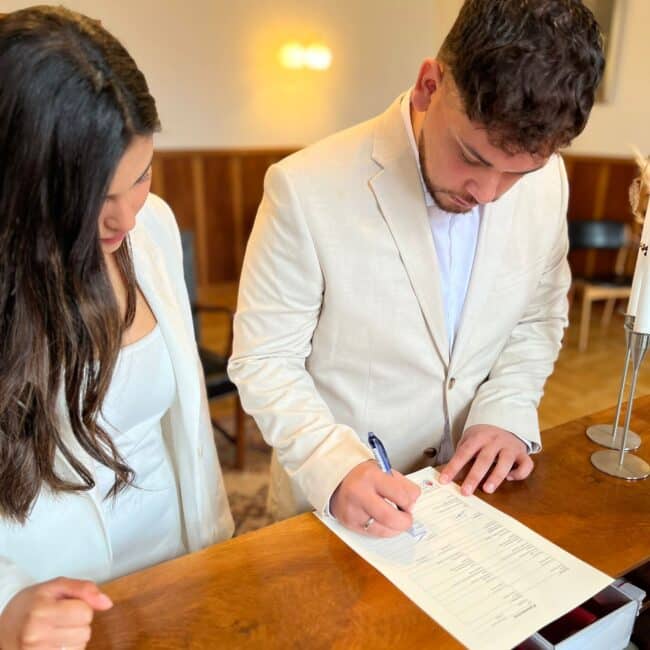 Heiraten in Dänemark: Ein Paar unterzeichnet die Hochzeitsurkunde bei einer standesamtlichen Trauung in Dänemark.