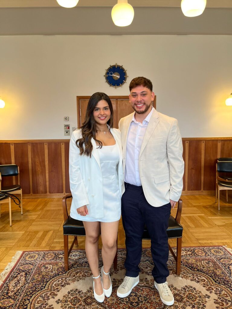 Heiraten in Dänemark: Ein glückliches Paar nach der standesamtlichen Hochzeit, stilvoll gekleidet im Trauungssaal.