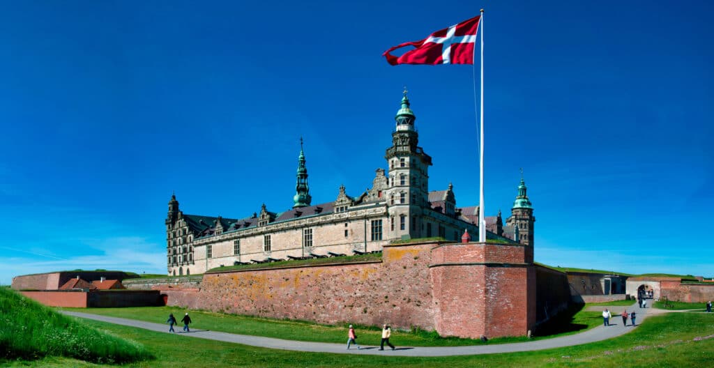 Heiraten in Dänemark: Das historische Schloss Kronborg in Helsingør, ein beliebter Ort für Hochzeiten mit dänischem Flair und einzigartigen Vorteilen.